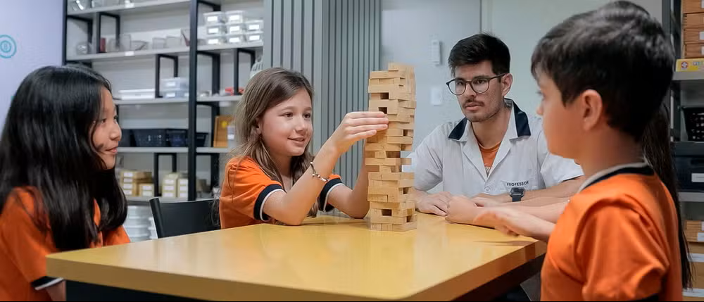 Professor Jogando Com Estudante Aula de Lógica